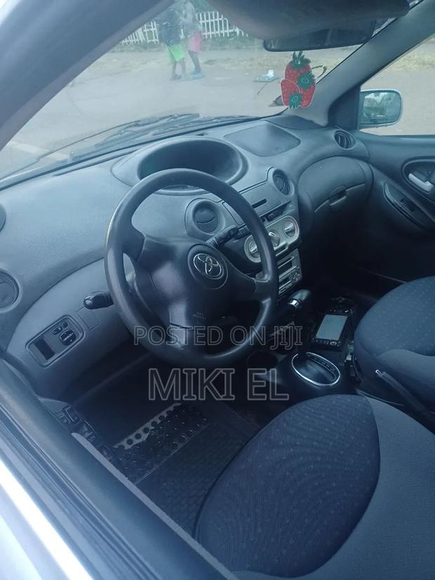 Toyota Vitz 2004 Silver