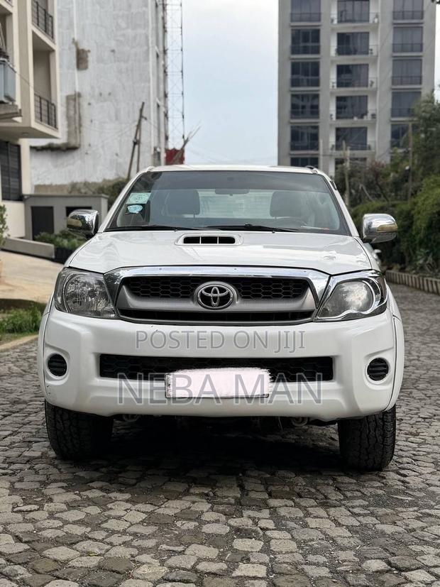 Toyota Hilux 2010 White