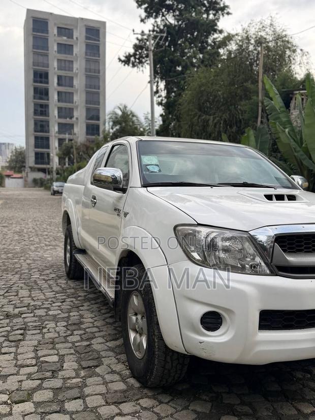 Toyota Hilux 2010 White