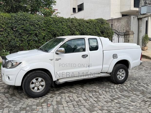 Toyota Hilux 2010 White