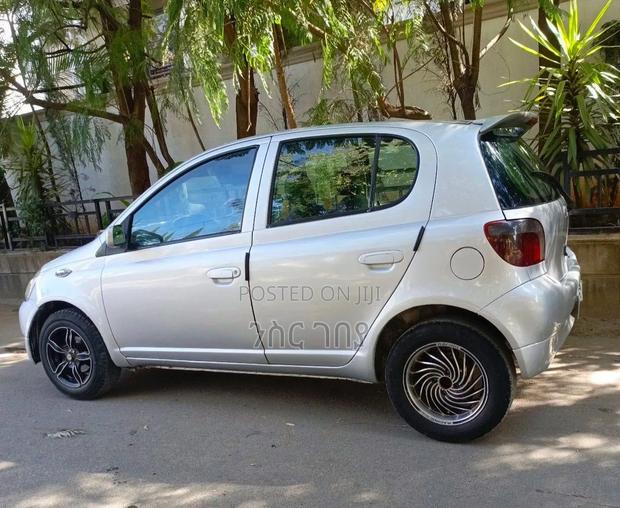 Toyota Vitz 2001 Silver