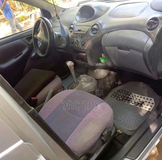 Toyota Vitz 2001 Silver