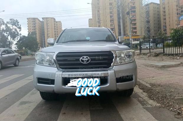 Toyota Land Cruiser 2010 Silver