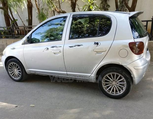 Toyota Vitz 2001 Silver