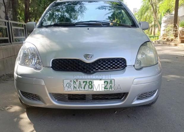Toyota Vitz 2001 Silver