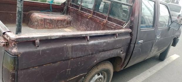 Nissan Navara 1987 Red