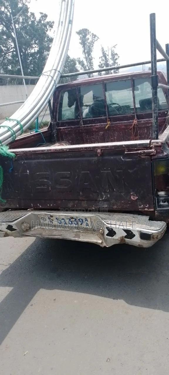 Nissan Navara 1987 Red