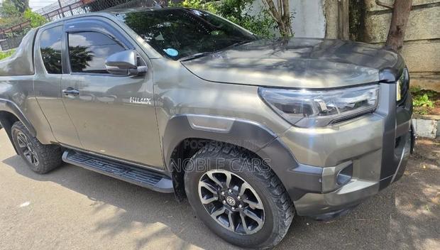 Toyota Hilux 2021 Gold