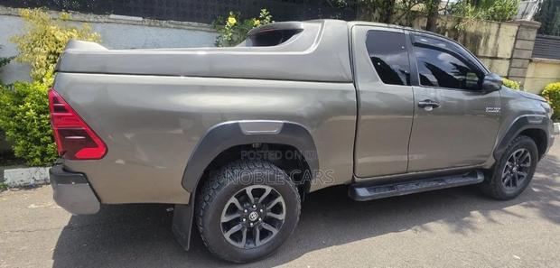 Toyota Hilux 2021 Gold