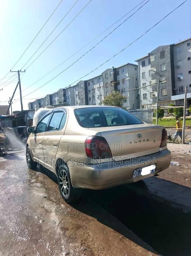 Toyota Platz 2001