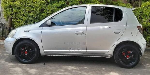 Toyota Vitz 2002 Silver