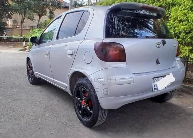 Toyota Vitz 2002 Silver