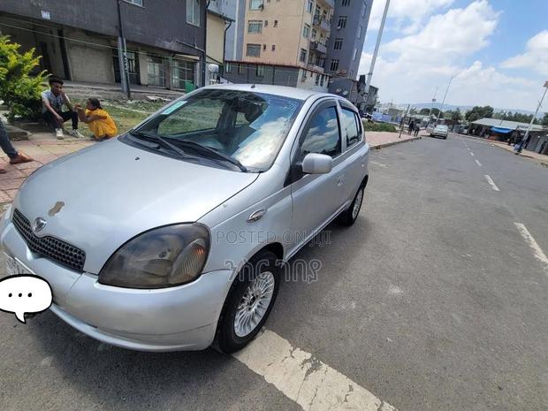 Toyota Vitz 2001 Silver