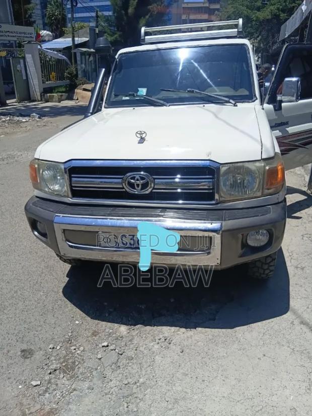 Toyota Land Cruiser 2012 White