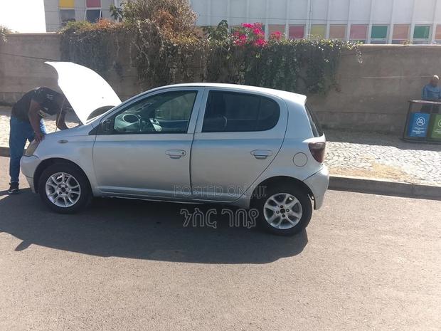 Toyota Vitz 1999 Silver