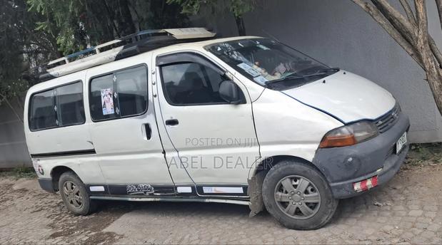 Toyota Grand HiAce 2002 White