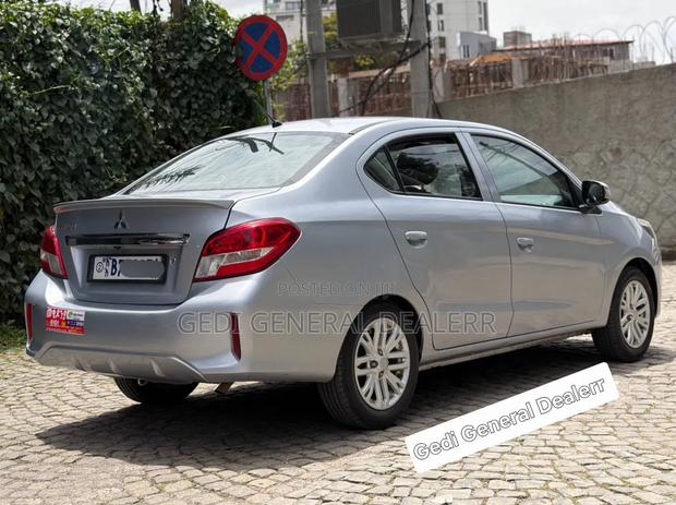 Mitsubishi Attrage 2021 Silver