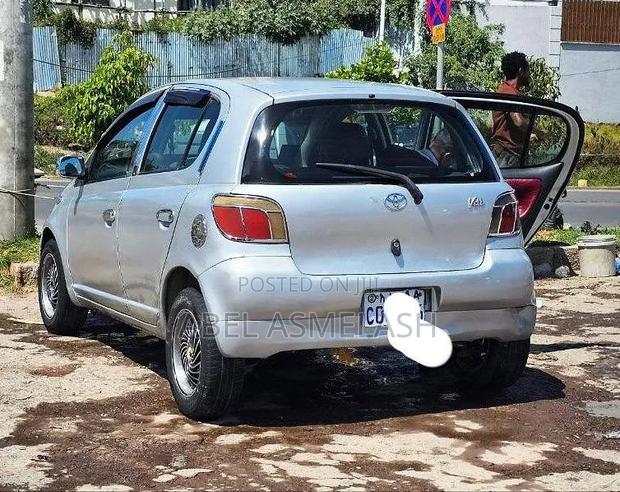 Toyota Vitz 2001 Silver