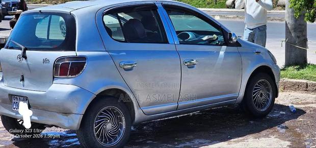 Toyota Vitz 2001 Silver