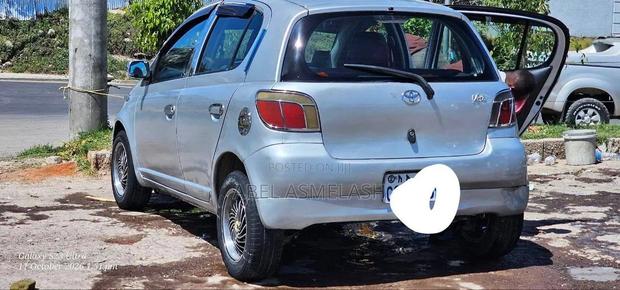 Toyota Vitz 2001 Silver