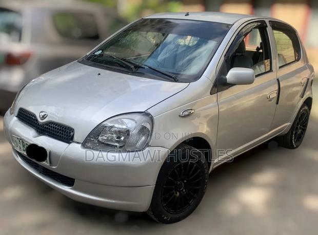 Toyota Vitz 2001 Silver