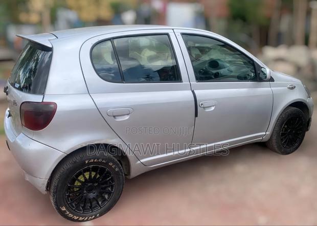 Toyota Vitz 2001 Silver