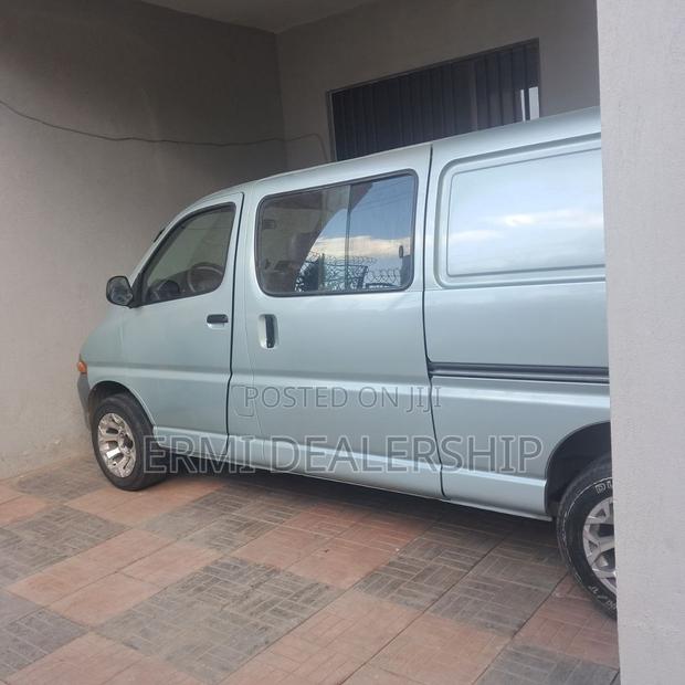 Toyota Grand HiAce 1999 Blue