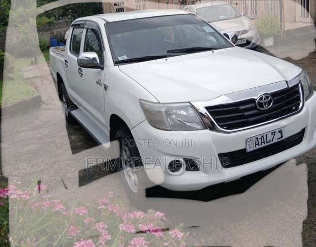 Toyota Hilux 2011 White