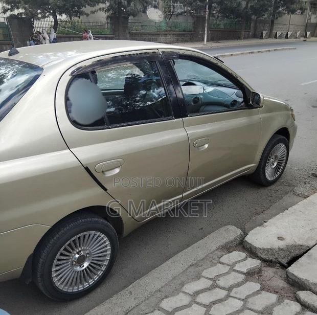Toyota Platz 2001 Silver