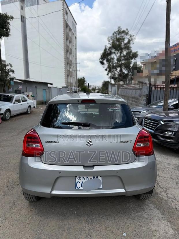 Suzuki Swift 2022 Silver