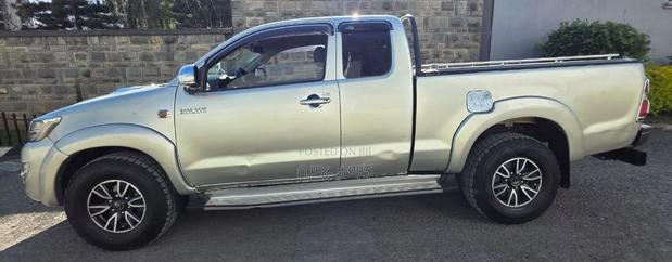 Toyota Hilux 2.5 D-4D 4X4 SRX 2012 Gold