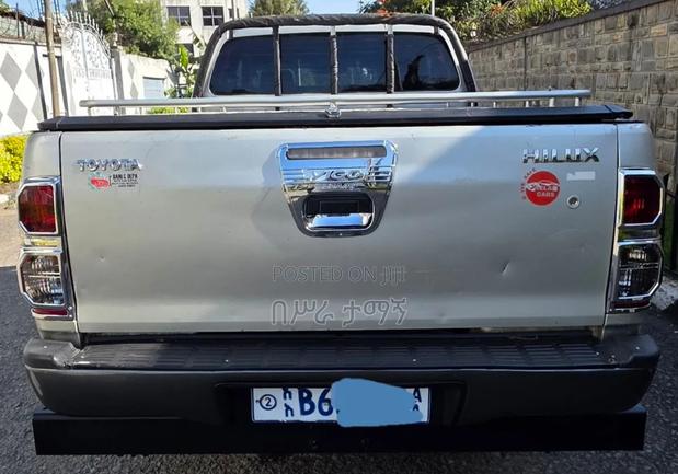 Toyota Hilux 2.5 D-4D 4X4 SRX 2012 Gold