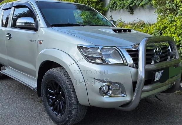 Toyota Hilux 3.0 D-4D 4x4 2013 Gold