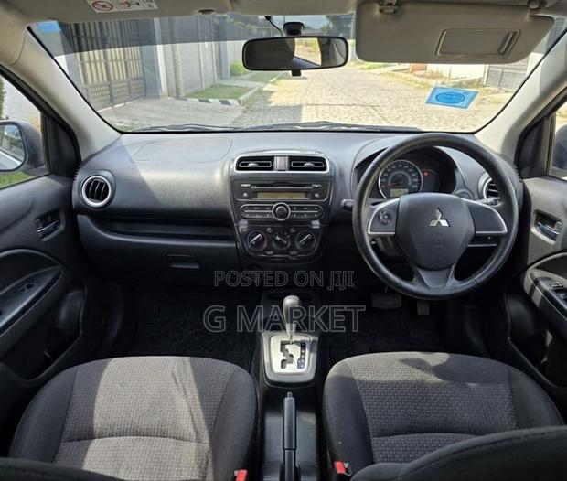 Mitsubishi Attrage 2022 Silver