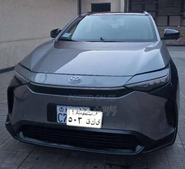 Toyota bZ4X XLE AWD 2024 Silver