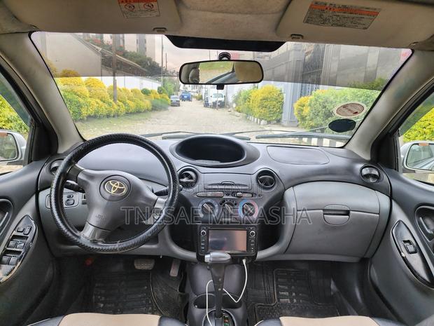 Toyota Vitz 2002 Silver