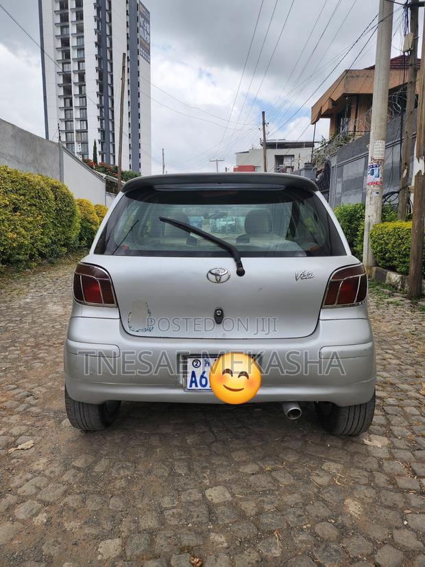 Toyota Vitz 2002 Silver