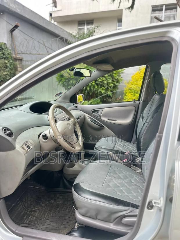 Toyota Platz 2001 Silver