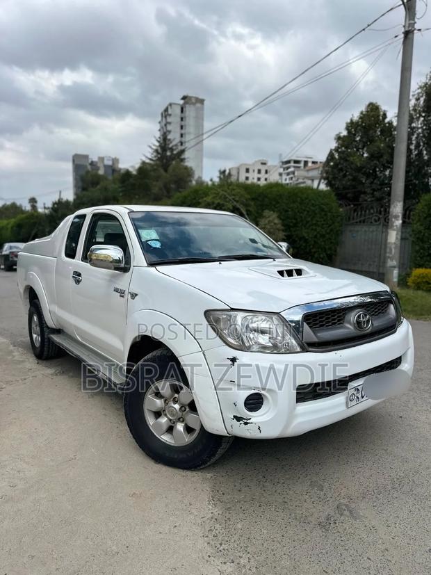 Toyota Hilux 2010 White
