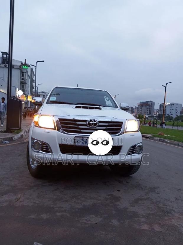 Toyota Hilux 2013 White