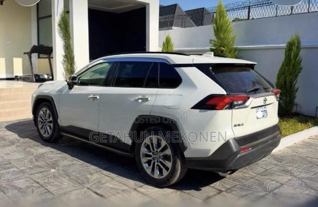 Toyota RAV4 2021 White