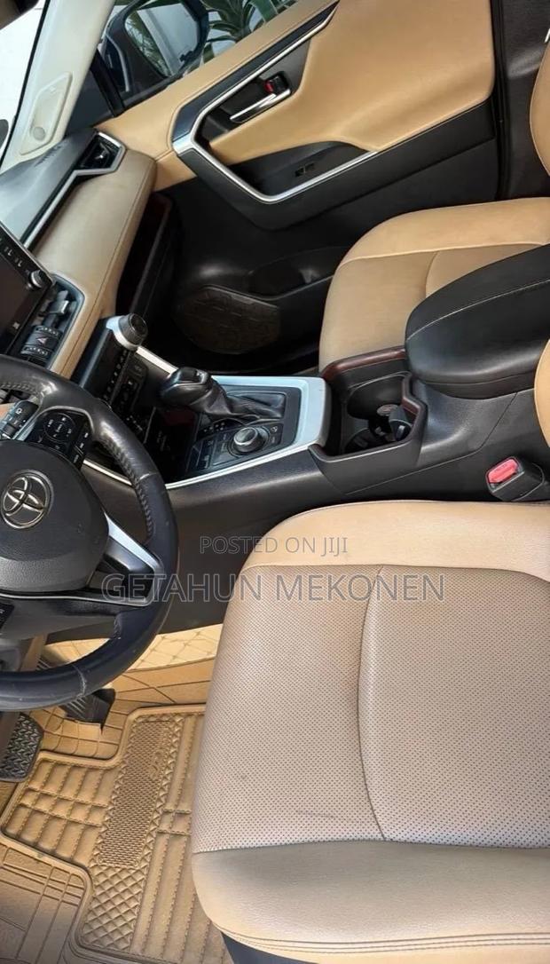 Toyota RAV4 2021 White