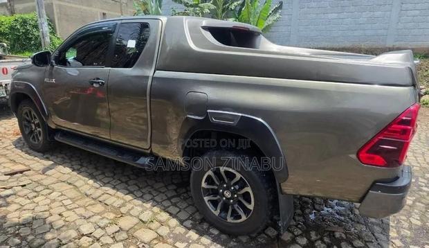 Toyota Hilux 2021 Brown