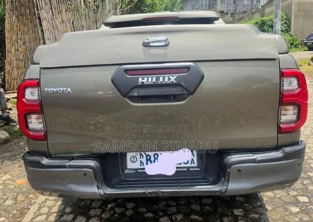 Toyota Hilux 2021 Brown