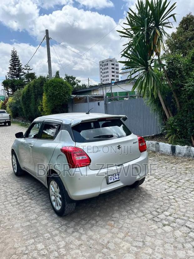 Suzuki Swift 2022 Silver