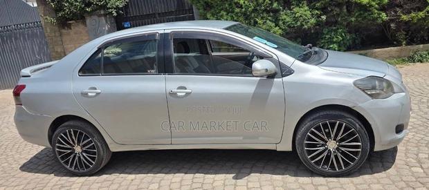 Toyota Yaris Base Sedan 4dr 2010 Silver