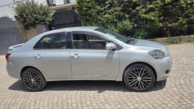 Toyota Yaris Base Sedan 4dr 2010 Silver