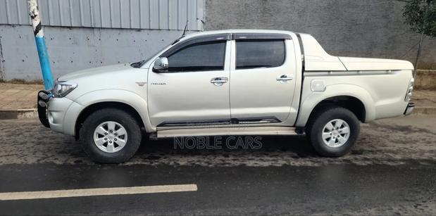 Toyota Hilux 2010 Gold