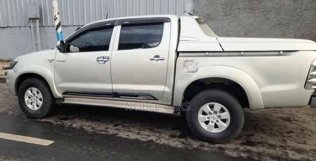 Toyota Hilux 2010 Gold