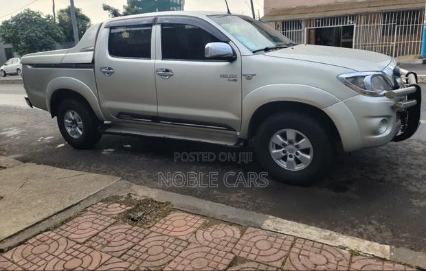 Toyota Hilux 2010 Gold